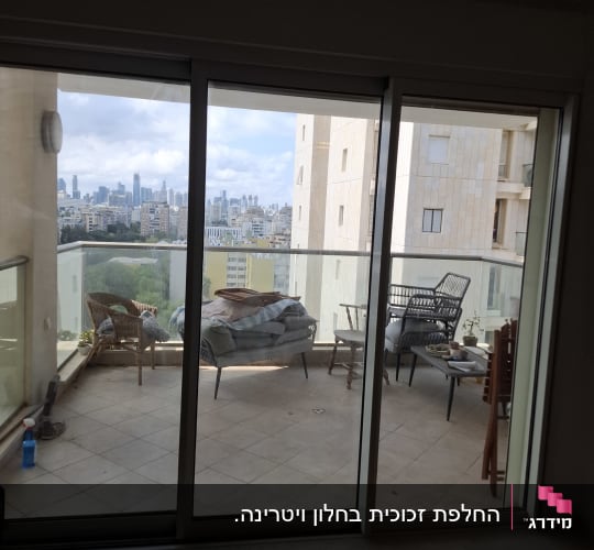 דלתות זכוכית גדולות עם נוף לעיר